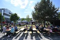 On 14 May 2022, Hochschule Düsseldorf – University of Applied Sciences (HSD) could finally celebrate its 50th anniversary – and the response exceeded everything all organisers had hoped for: Several thousand people came to celebrate during the day and well into the night, creating a unique atmosphere on campus and enjoying wonderful weather.